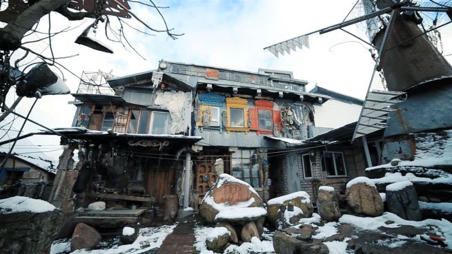 go to Drei Stockwerke: Weißrusse baut riesiges Haus aus Müll