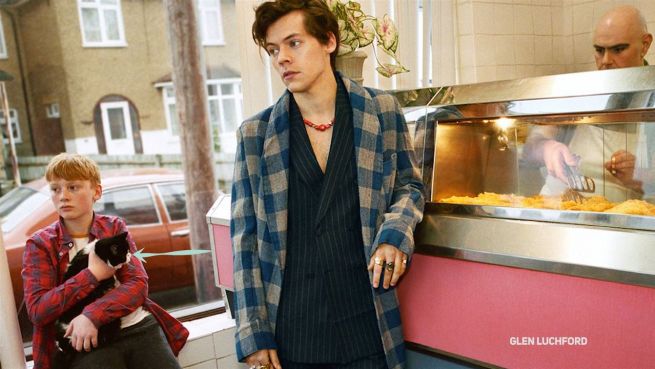 go to Nicht modisch genug: Harry Styles opfert Huhn für Gucci