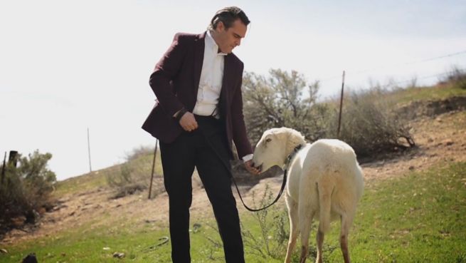 go to PETA-Spot: Tierfreund Joaquin Phoenix trägt keine Wolle