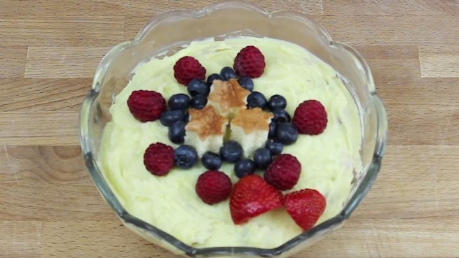 go to Beeriges Sommer Trifle – Rezept